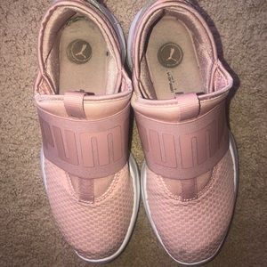 Puma lace less tennis shoes